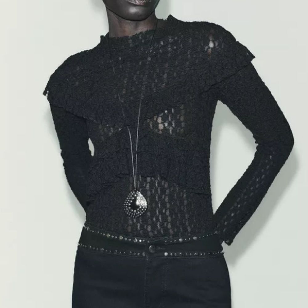 ZARA RUFFLEDโLACE TOP